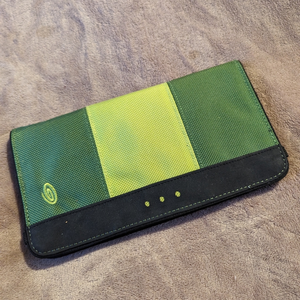 Green 2 tone Timbuk2 wallet